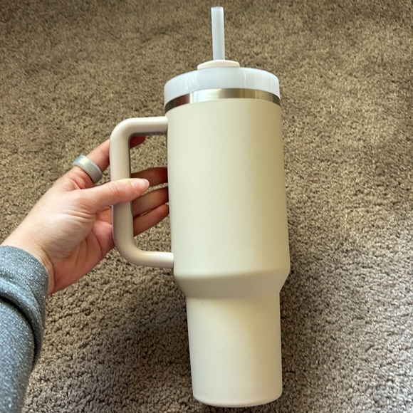 Soft matte Dune Stanley tumbler - Picture 2 of 4